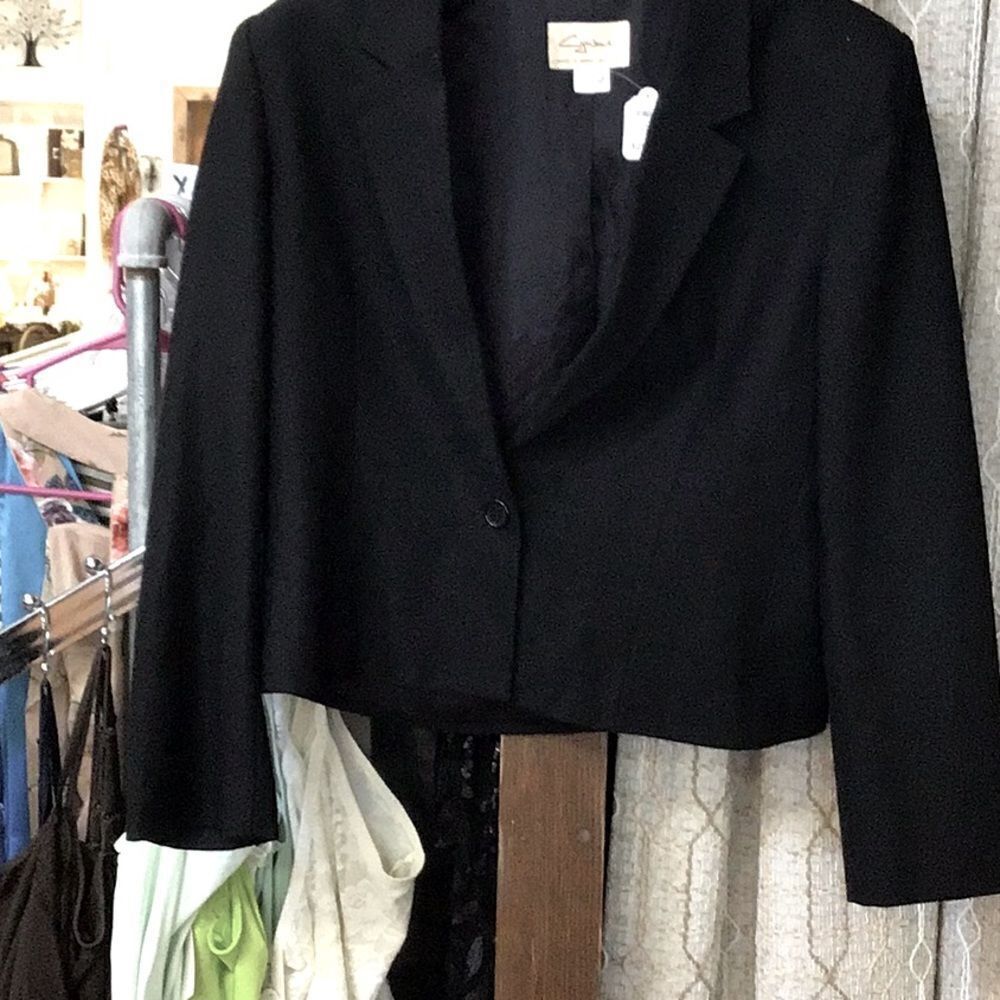 🛍️ Cyurbae Ladies 14 short black suit coat